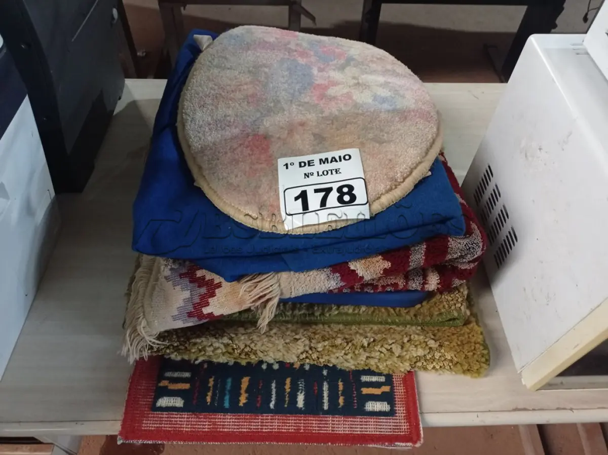 LOTE 178 - 01 LOTE COM TAPETES DIVERSOS. (NO ESTADO) ATENÇÃO! FAZER A VISITAÇÃO ANTES DE ARREMATAR, NÃO SABEMOS SE FUNCIONA. LEILÃO NÃO TEM GARANTIA E NEM DEVOLUÇÃO, SUJEITO A POSSÍVEIS AVARIAS VISÍVEIS/OCULTAS E/OU AUSÊNCIA DE COMPONENTES.