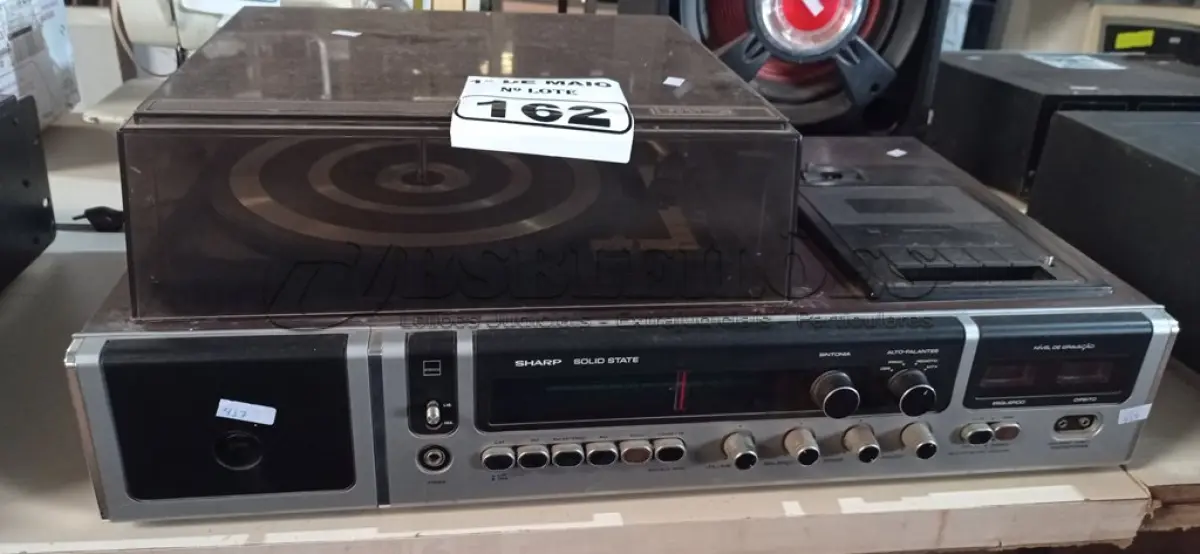 LOTE 162 - 01 TOCA DISCOS DE VINIL 2X1 MARCA SHARP. (NO ESTADO) ATENÇÃO! FAZER A VISITAÇÃO ANTES DE ARREMATAR, NÃO SABEMOS SE FUNCIONA. LEILÃO NÃO TEM GARANTIA E NEM DEVOLUÇÃO, SUJEITO A POSSÍVEIS AVARIAS VISÍVEIS/OCULTAS E/OU AUSÊNCIA DE COMPONENTES.