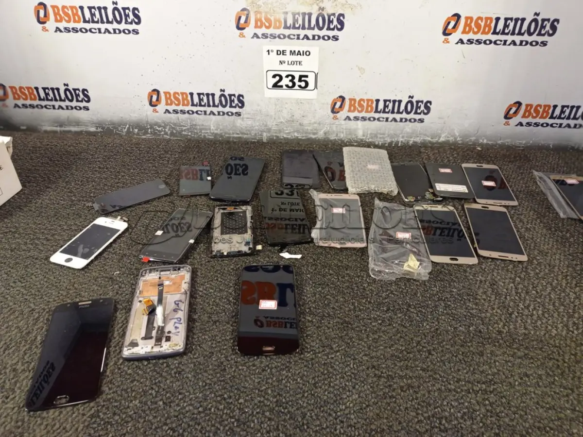 LOTE 235 - 01 LOTE COM VÁRIAS TELAS PARA CELULAR DIVERSOS. (NO ESTADO) ATENÇÃO! FAZER A VISITAÇÃO ANTES DE ARREMATAR, NÃO SABEMOS SE FUNCIONA. LEILÃO NÃO TEM GARANTIA E NEM DEVOLUÇÃO, SUJEITO A POSSÍVEIS AVARIAS VISÍVEIS/OCULTAS E/OU AUSÊNCIA DE COMPONENTES.