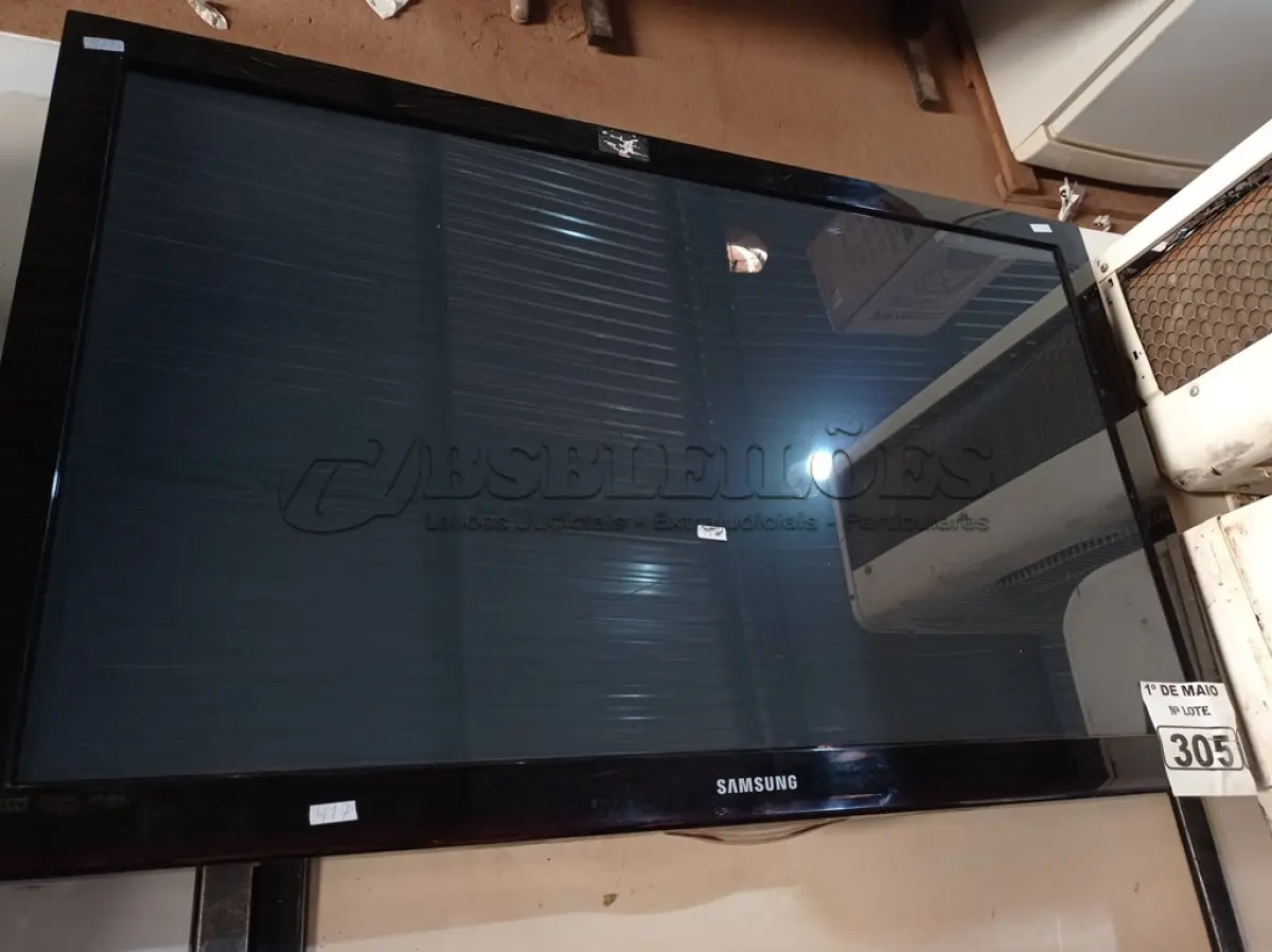 LOTE 305 - 01 TV DE PLASMA SAMSUNG 42” POL PARA RETIRADA DE PEÇAS. (NO ESTADO) ATENÇÃO! FAZER A VISITAÇÃO ANTES DE ARREMATAR, NÃO SABEMOS SE FUNCIONA. LEILÃO NÃO TEM GARANTIA E NEM DEVOLUÇÃO, SUJEITO A POSSÍVEIS AVARIAS VISÍVEIS/OCULTAS E/OU AUSÊNCIA DE COMPONENTES.