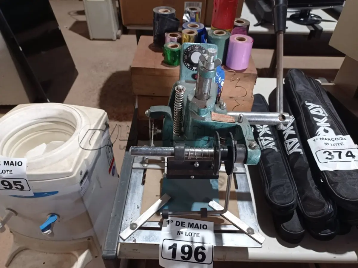 LOTE 196 - 01 MÁQUINA PARA TIPOGRAFIA COM ACESSÓRIOS. (NO ESTADO) ATENÇÃO! FAZER A VISITAÇÃO ANTES DE ARREMATAR, NÃO SABEMOS SE FUNCIONA. LEILÃO NÃO TEM GARANTIA E NEM DEVOLUÇÃO, SUJEITO A POSSÍVEIS AVARIAS VISÍVEIS/OCULTAS E/OU AUSÊNCIA DE COMPONENTES.