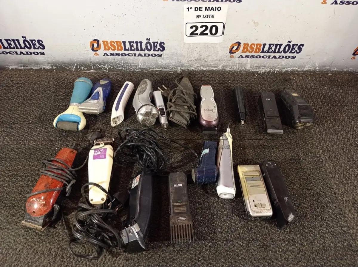 LOTE 220 - 01 LOTE COM MATERIAIS DIVERSOS. (NO ESTADO) ATENÇÃO! FAZER A VISITAÇÃO ANTES DE ARREMATAR, NÃO SABEMOS SE FUNCIONA. LEILÃO NÃO TEM GARANTIA E NEM DEVOLUÇÃO, SUJEITO A POSSÍVEIS AVARIAS VISÍVEIS/OCULTAS E/OU AUSÊNCIA DE COMPONENTES.