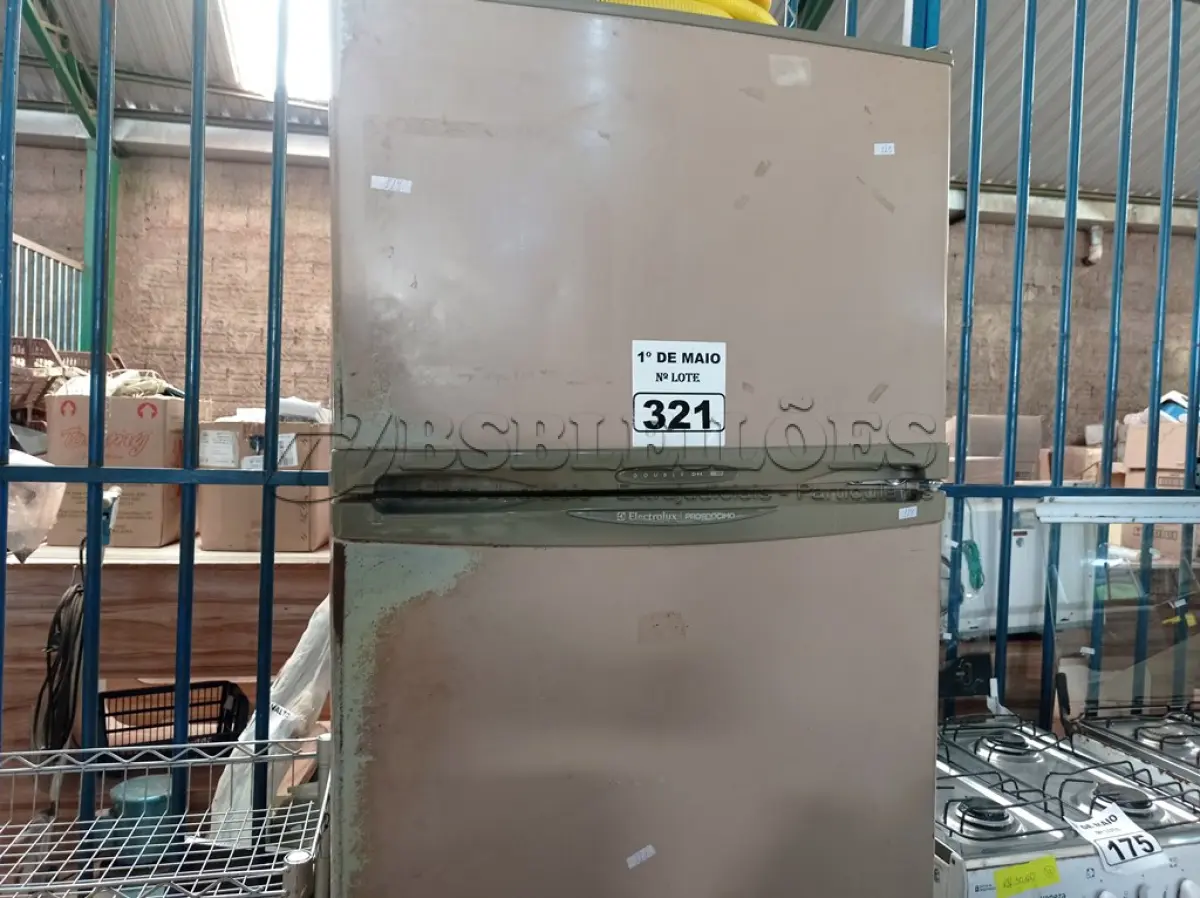 LOTE 321 - 01 GELADEIRA MARCA ELECTROLUX 220V. (NO ESTADO) ATENÇÃO! FAZER A VISITAÇÃO ANTES DE ARREMATAR, NÃO SABEMOS SE FUNCIONA. LEILÃO NÃO TEM GARANTIA E NEM DEVOLUÇÃO, SUJEITO A POSSÍVEIS AVARIAS VISÍVEIS/OCULTAS E/OU AUSÊNCIA DE COMPONENTES.