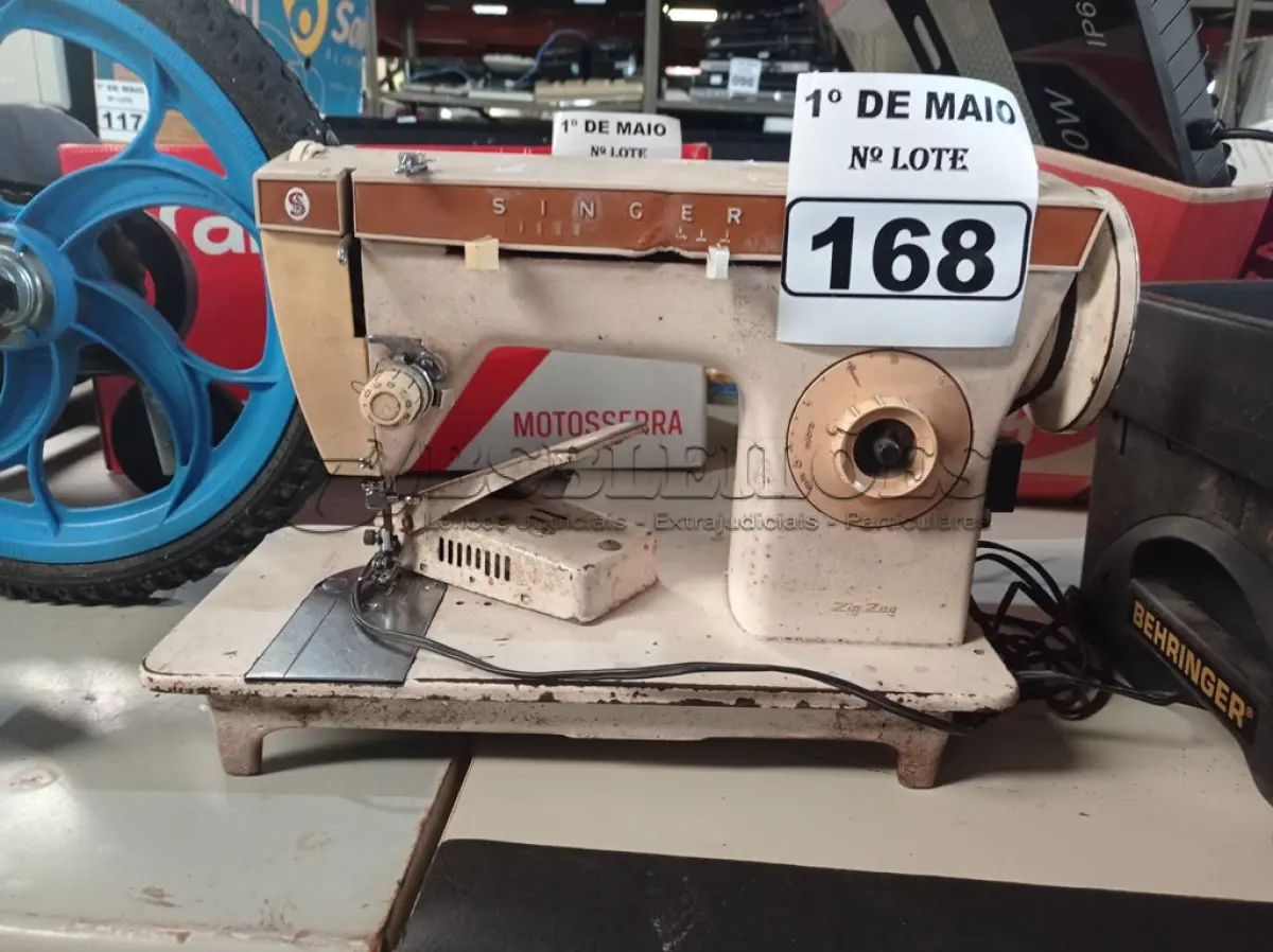 LOTE 168 - 01 MÁQUINA DE COSTURA MARCA SINGER. (NO ESTADO) ATENÇÃO! FAZER A VISITAÇÃO ANTES DE ARREMATAR, NÃO SABEMOS SE FUNCIONA. LEILÃO NÃO TEM GARANTIA E NEM DEVOLUÇÃO, SUJEITO A POSSÍVEIS AVARIAS VISÍVEIS/OCULTAS E/OU AUSÊNCIA DE COMPONENTES.