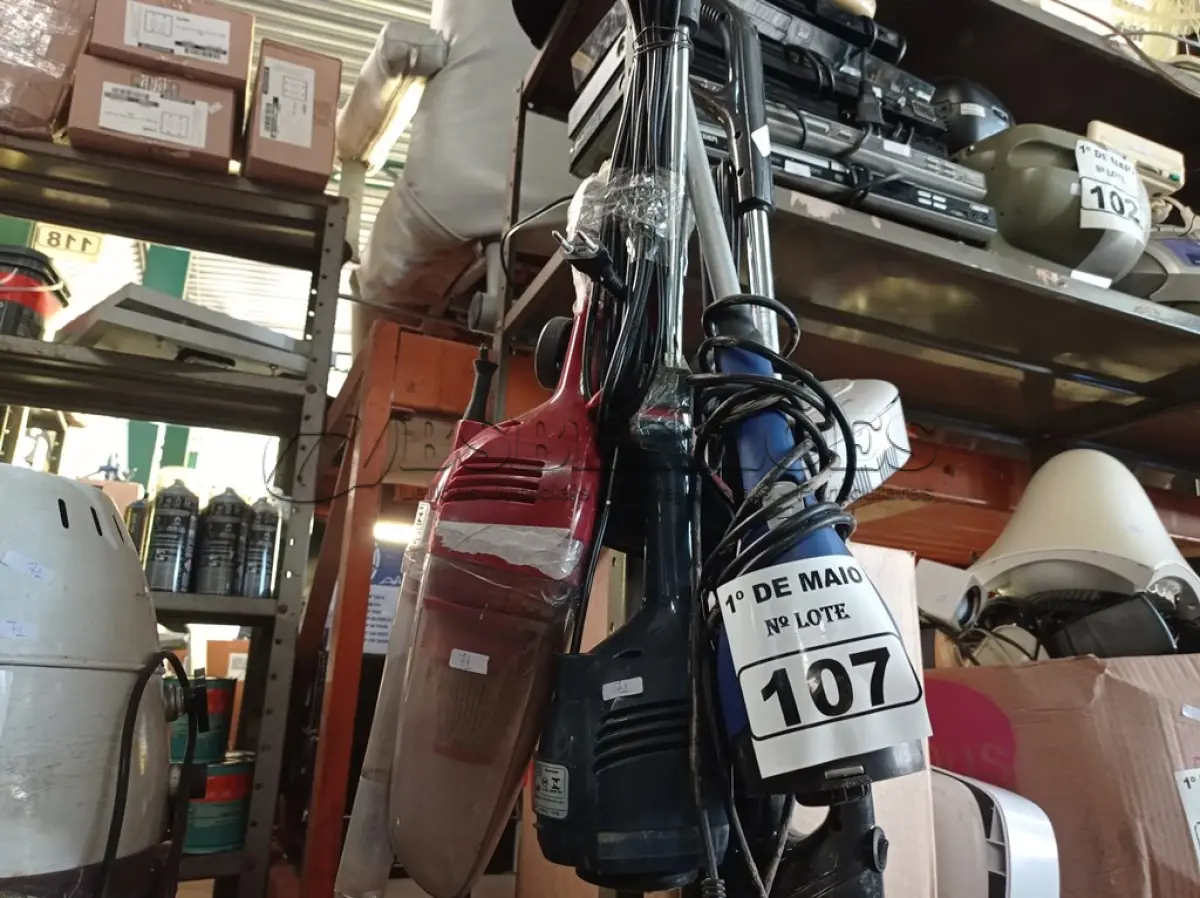 LOTE 107 - 04 ASPIRADORES DE PÓ MARCAS E MODELOS DIVERSOS. (NO ESTADO) ATENÇÃO! FAZER A VISITAÇÃO ANTES DE ARREMATAR, NÃO SABEMOS SE FUNCIONA. LEILÃO NÃO TEM GARANTIA E NEM DEVOLUÇÃO, SUJEITO A POSSÍVEIS AVARIAS VISÍVEIS/OCULTAS E/OU AUSÊNCIA DE COMPONENTES.