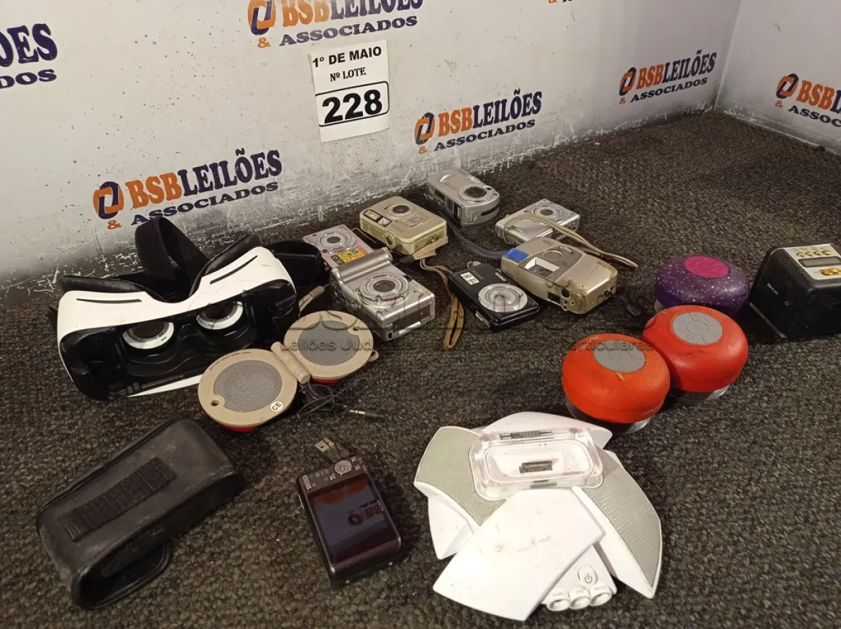 LOTE 228 - 08 CÂMERAS FOTOGRÁFICAS DIGITAL, 05 CAIXINHAS DE SOM BLUETOOTH E 01 ÓCULOS GEAR VR. (NO ESTADO) ATENÇÃO! FAZER A VISITAÇÃO ANTES DE ARREMATAR, NÃO SABEMOS SE FUNCIONA. LEILÃO NÃO TEM GARANTIA E NEM DEVOLUÇÃO, SUJEITO A POSSÍVEIS AVARIAS VISÍVEIS/OCULTAS E/OU AUSÊNCIA DE COMPONENTES.