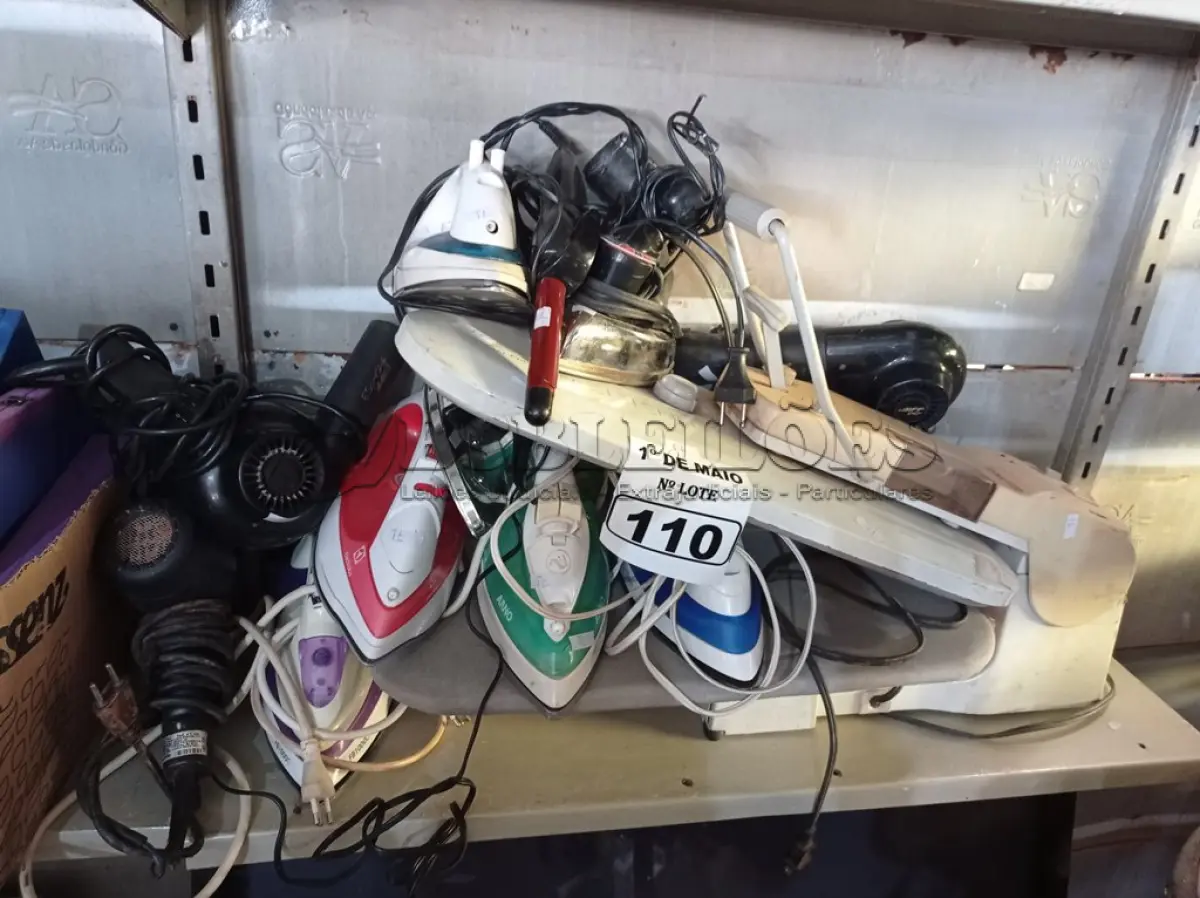 LOTE 110 - 01 LOTE COM VÁRIOS FERROS DE PASSAR MARCAS E MODELOS DIVERSOS. (NO ESTADO) ATENÇÃO! FAZER A VISITAÇÃO ANTES DE ARREMATAR, NÃO SABEMOS SE FUNCIONA. LEILÃO NÃO TEM GARANTIA E NEM DEVOLUÇÃO, SUJEITO A POSSÍVEIS AVARIAS VISÍVEIS/OCULTAS E/OU AUSÊNCIA DE COMPONENTES.