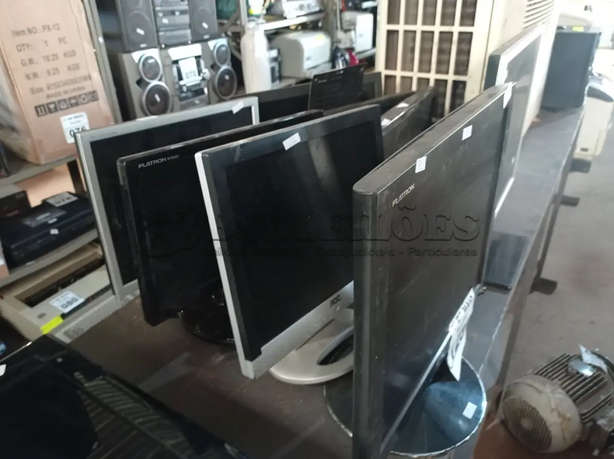 LOTE 123 - 08 MONITORES MARCAS E MODELOS DIVERSOS PARA RETIRADA DE PEÇAS. (NO ESTADO) ATENÇÃO! FAZER A VISITAÇÃO ANTES DE ARREMATAR, NÃO SABEMOS SE FUNCIONA. LEILÃO NÃO TEM GARANTIA E NEM DEVOLUÇÃO, SUJEITO A POSSÍVEIS AVARIAS VISÍVEIS/OCULTAS E/OU AUSÊNCIA DE COMPONENTES.