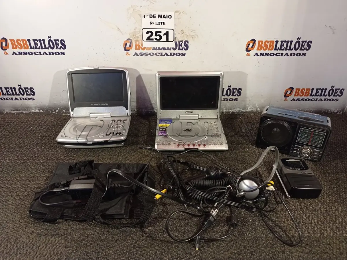 LOTE 251 - 02 DVD PORTÁTIL E 01 RADIO. (NO ESTADO) ATENÇÃO! FAZER A VISITAÇÃO ANTES DE ARREMATAR, NÃO SABEMOS SE FUNCIONA. LEILÃO NÃO TEM GARANTIA E NEM DEVOLUÇÃO, SUJEITO A POSSÍVEIS AVARIAS VISÍVEIS/OCULTAS E/OU AUSÊNCIA DE COMPONENTES.