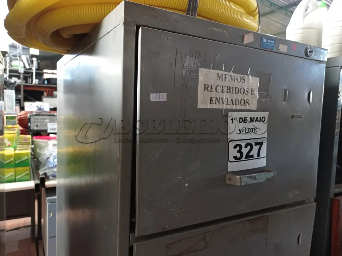 LOTE 327 - 01 ARQUIVO DE AÇO COM 03 GAVETAS. (NO ESTADO) ATENÇÃO! FAZER A VISITAÇÃO ANTES DE ARREMATAR, NÃO SABEMOS SE FUNCIONA. LEILÃO NÃO TEM GARANTIA E NEM DEVOLUÇÃO, SUJEITO A POSSÍVEIS AVARIAS VISÍVEIS/OCULTAS E/OU AUSÊNCIA DE COMPONENTES.