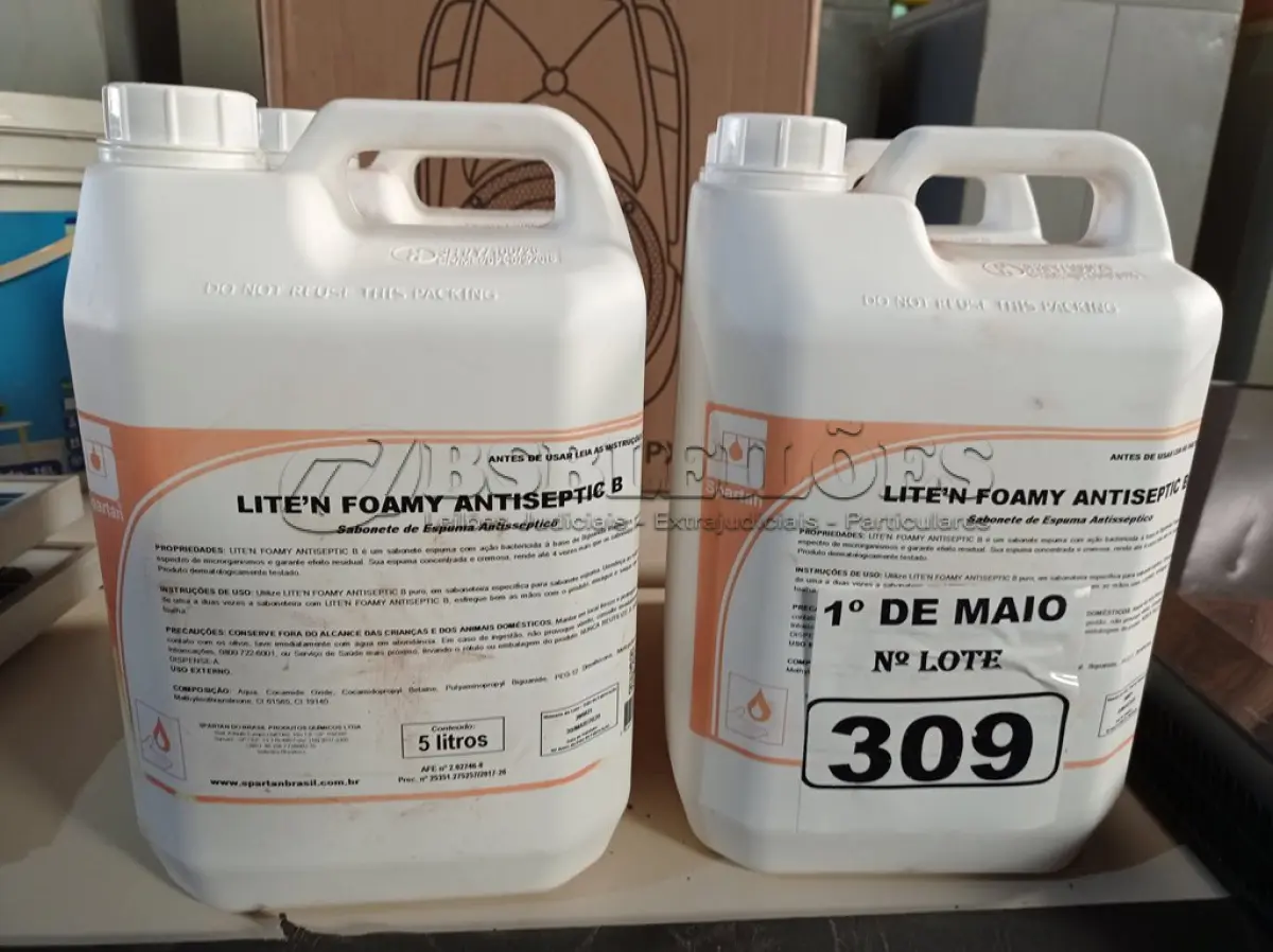 LOTE 309 - 20 LITROS DE SABONETE DE ESPUMA ANTISSÉPTICO. (NO ESTADO) ATENÇÃO! FAZER A VISITAÇÃO ANTES DE ARREMATAR, NÃO SABEMOS SE FUNCIONA. LEILÃO NÃO TEM GARANTIA E NEM DEVOLUÇÃO, SUJEITO A POSSÍVEIS AVARIAS VISÍVEIS/OCULTAS E/OU AUSÊNCIA DE COMPONENTES.