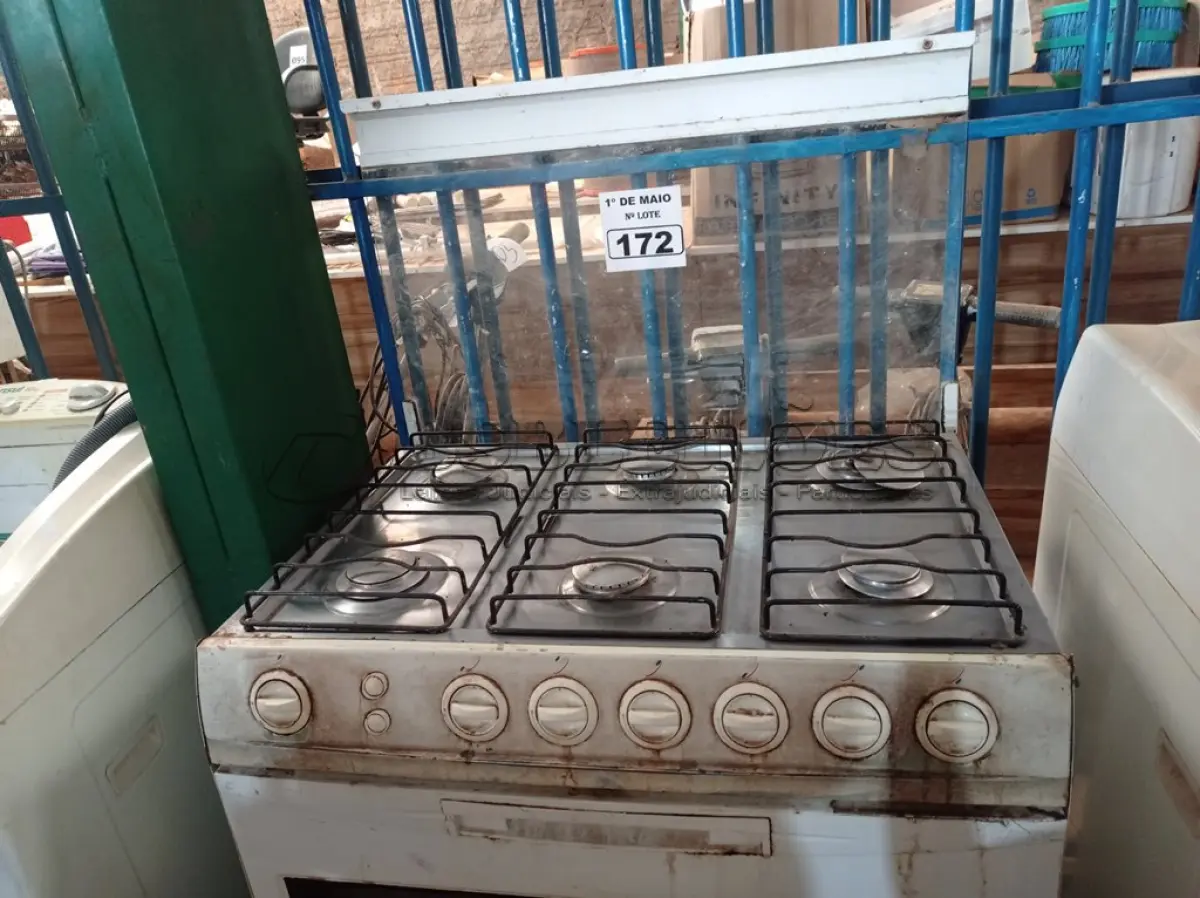 LOTE 172 - 01 FOGÃO A GÁS 06 BOCAS. (NO ESTADO) ATENÇÃO! FAZER A VISITAÇÃO ANTES DE ARREMATAR, NÃO SABEMOS SE FUNCIONA. LEILÃO NÃO TEM GARANTIA E NEM DEVOLUÇÃO, SUJEITO A POSSÍVEIS AVARIAS VISÍVEIS/OCULTAS E/OU AUSÊNCIA DE COMPONENTES.