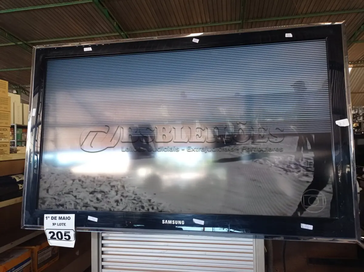 LOTE 205 - 01 TV SAMSUNG 40” POL. (NO ESTADO) ATENÇÃO! FAZER A VISITAÇÃO ANTES DE ARREMATAR, NÃO SABEMOS SE FUNCIONA. LEILÃO NÃO TEM GARANTIA E NEM DEVOLUÇÃO, SUJEITO A POSSÍVEIS AVARIAS VISÍVEIS/OCULTAS E/OU AUSÊNCIA DE COMPONENTES.