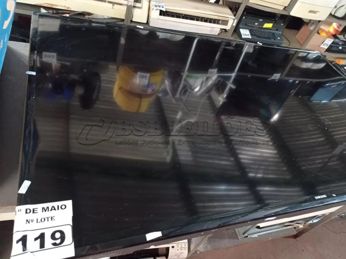 LOTE 119 - 01 TV SAMSUNG 60” POL PARA RETIRADA DE PEÇAS. (NO ESTADO) ATENÇÃO! FAZER A VISITAÇÃO ANTES DE ARREMATAR, NÃO SABEMOS SE FUNCIONA. LEILÃO NÃO TEM GARANTIA E NEM DEVOLUÇÃO, SUJEITO A POSSÍVEIS AVARIAS VISÍVEIS/OCULTAS E/OU AUSÊNCIA DE COMPONENTES.