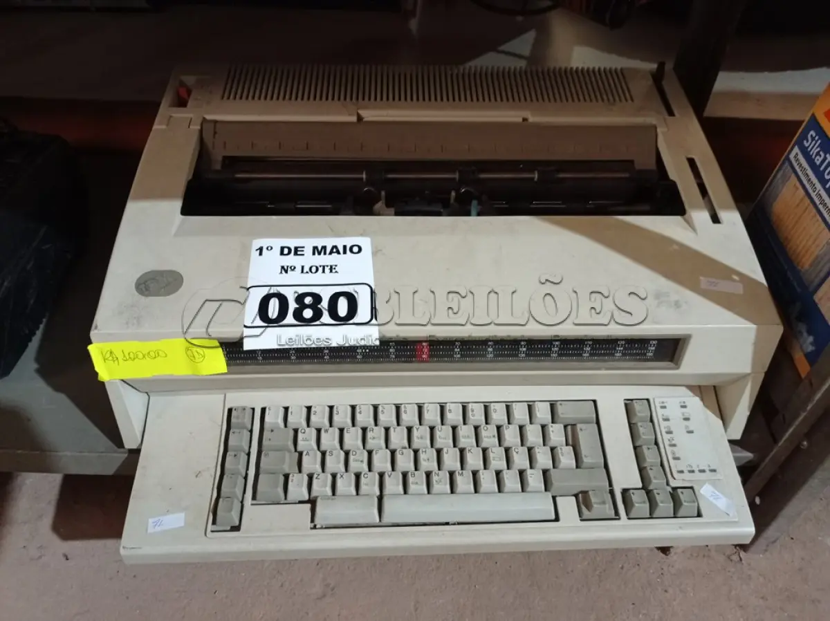 LOTE 080 - 01 MÁQUINA DE ESCREVER MARCA IBM. (NO ESTADO) ATENÇÃO! FAZER A VISITAÇÃO ANTES DE ARREMATAR, NÃO SABEMOS SE FUNCIONA. LEILÃO NÃO TEM GARANTIA E NEM DEVOLUÇÃO, SUJEITO A POSSÍVEIS AVARIAS VISÍVEIS/OCULTAS E/OU AUSÊNCIA DE COMPONENTES.