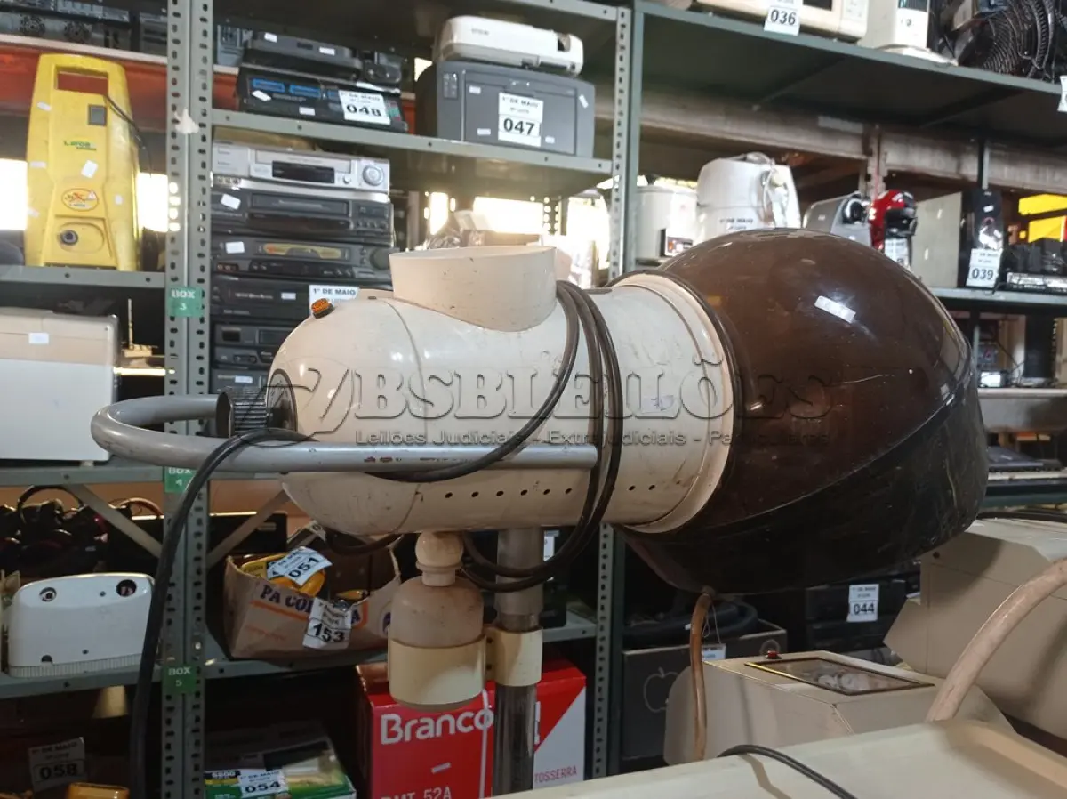 LOTE 131 - 01 SECADOR DE CABELO ANTIGO. (NO ESTADO) ATENÇÃO! FAZER A VISITAÇÃO ANTES DE ARREMATAR, NÃO SABEMOS SE FUNCIONA. LEILÃO NÃO TEM GARANTIA E NEM DEVOLUÇÃO, SUJEITO A POSSÍVEIS AVARIAS VISÍVEIS/OCULTAS E/OU AUSÊNCIA DE COMPONENTES.