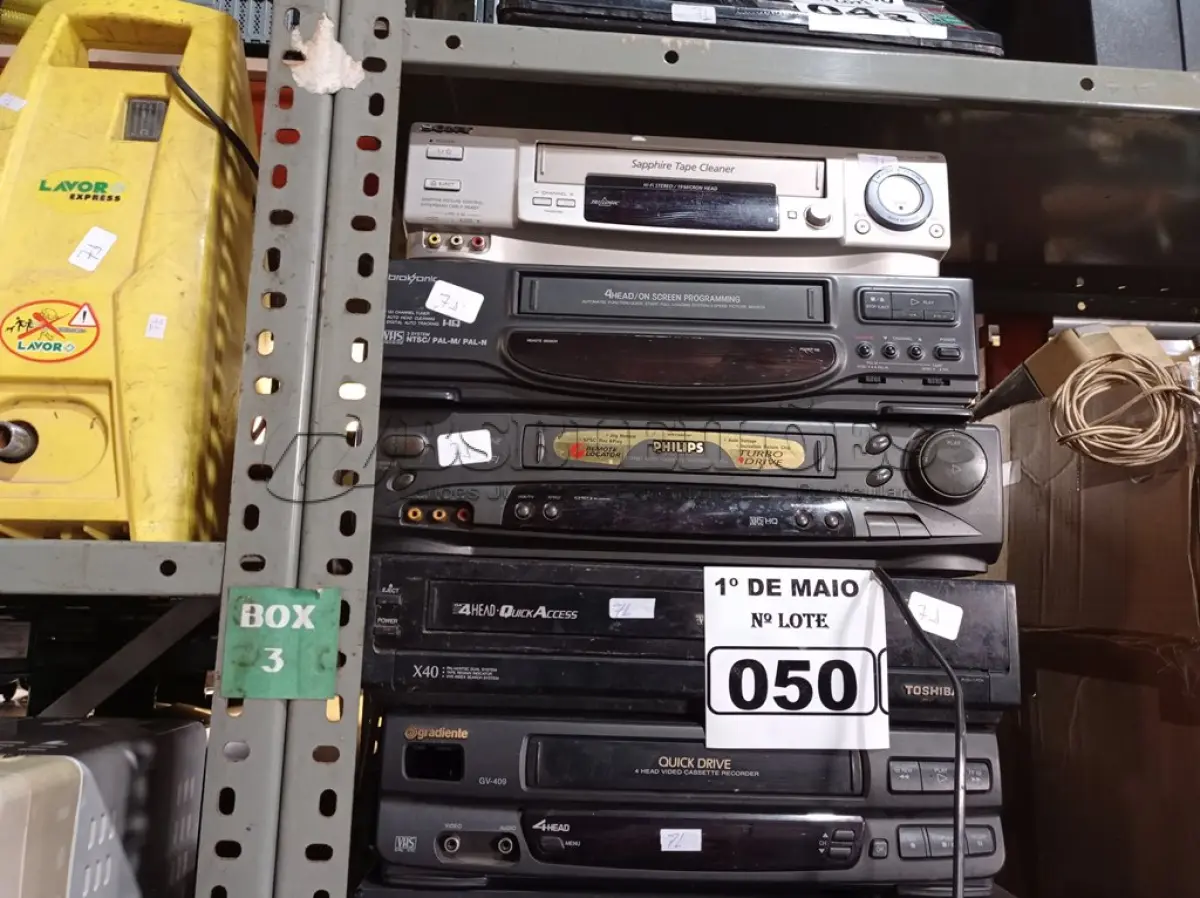 LOTE 050 - 07 APARELHOS DE VIDEOCASSETE MARCAS E MODELOS DIVERSOS. (NO ESTADO) ATENÇÃO! FAZER A VISITAÇÃO ANTES DE ARREMATAR, NÃO SABEMOS SE FUNCIONA. LEILÃO NÃO TEM GARANTIA E NEM DEVOLUÇÃO, SUJEITO A POSSÍVEIS AVARIAS VISÍVEIS/OCULTAS E/OU AUSÊNCIA DE COMPONENTES.