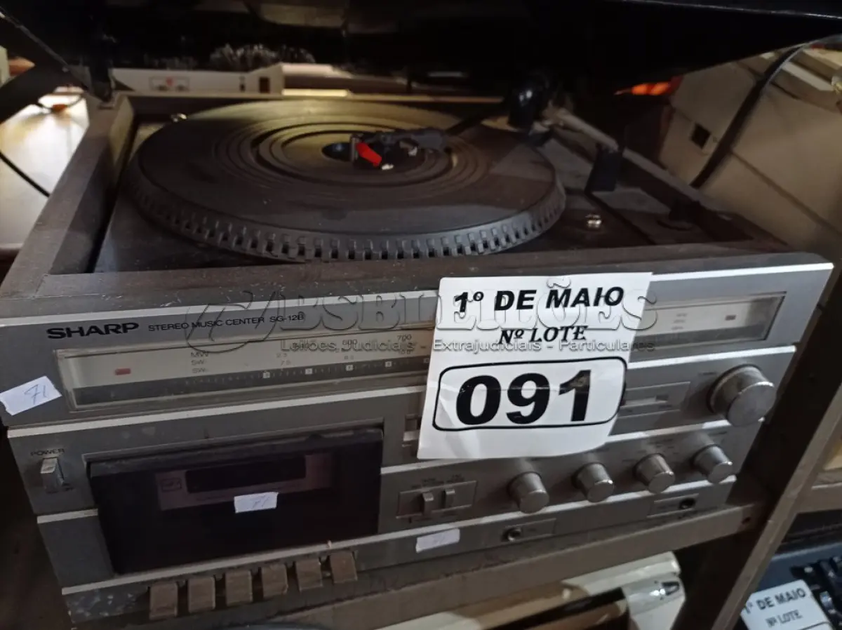 LOTE 091 - 01 APARELHO DE SOM 3X1 ANTIGO MARCA SHARP MODELO SG-12B. (NO ESTADO) ATENÇÃO! FAZER A VISITAÇÃO ANTES DE ARREMATAR, NÃO SABEMOS SE FUNCIONA. LEILÃO NÃO TEM GARANTIA E NEM DEVOLUÇÃO, SUJEITO A POSSÍVEIS AVARIAS VISÍVEIS/OCULTAS E/OU AUSÊNCIA DE COMPONENTES.