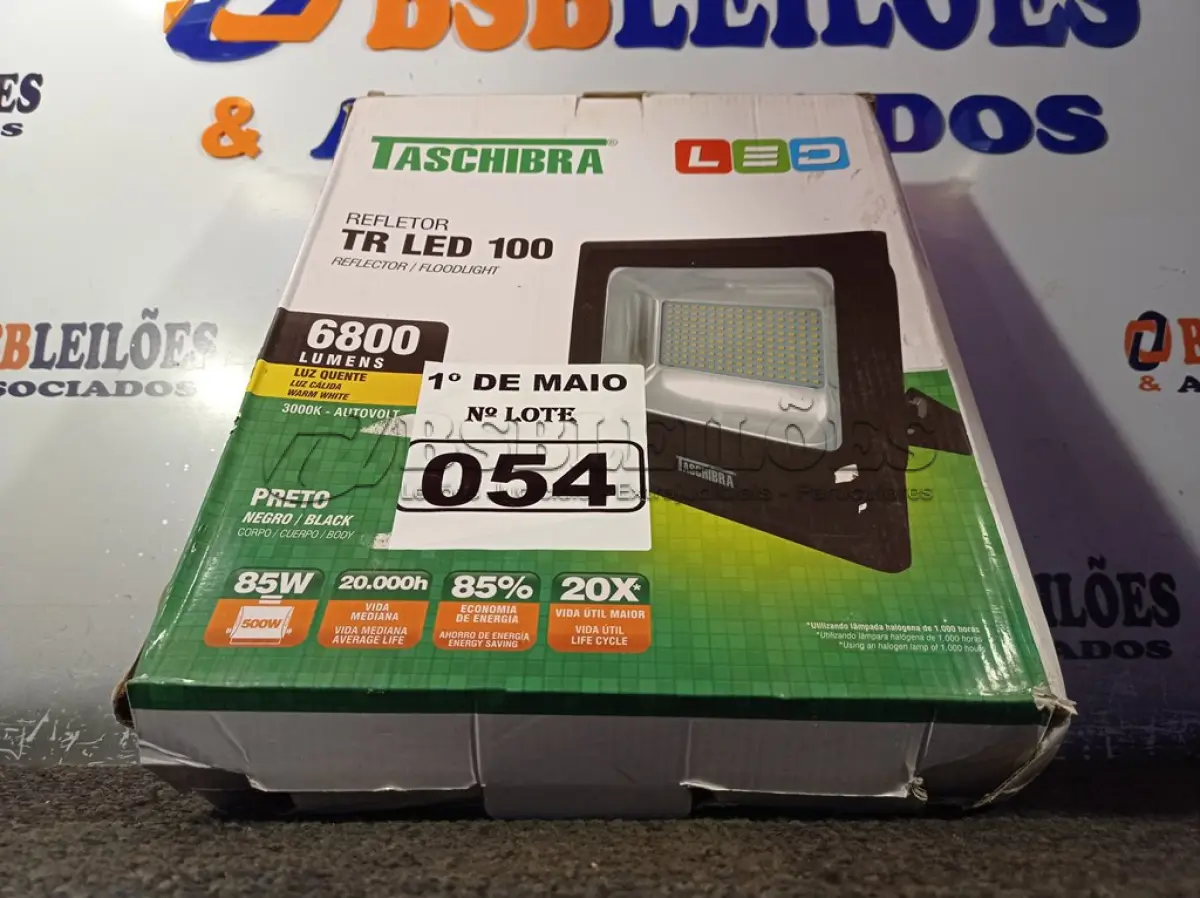 LOTE 054 - 01 REFLETOR TR LED 100 6.800 LUMENS LUZ QUENTE 3000K AUTOVOLT MARCA TASCHIBRA. (NOVO) (NO ESTADO)