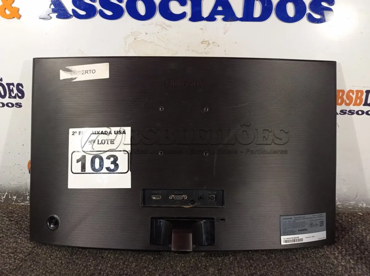 LOTE 103 - 01 MONITOR 24’’ MARCA SAMSUNG SEM PÉ, COM AVARIAS NA TELA, (DISPLAY) (NO ESTADO) AV9733P