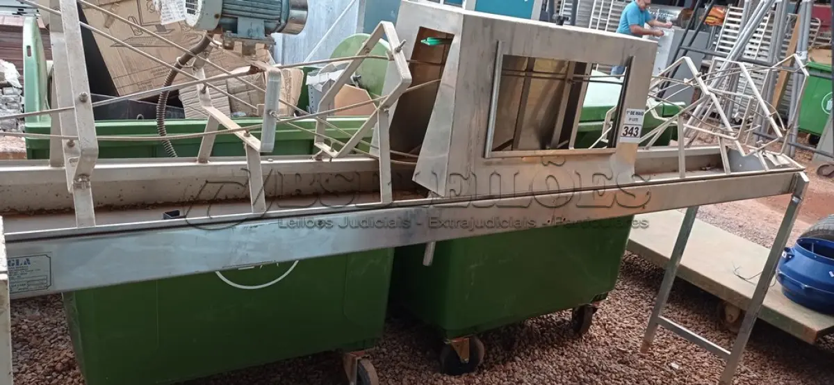 LOTE 343 - 01 ENVADADORA DE BEBIDAS. (NO ESTADO) ATENÇÃO! FAZER A VISITAÇÃO ANTES DE ARREMATAR, NÃO SABEMOS SE FUNCIONA. LEILÃO NÃO TEM GARANTIA E NEM DEVOLUÇÃO, SUJEITO A POSSÍVEIS AVARIAS VISÍVEIS/OCULTAS E/OU AUSÊNCIA DE COMPONENTES.