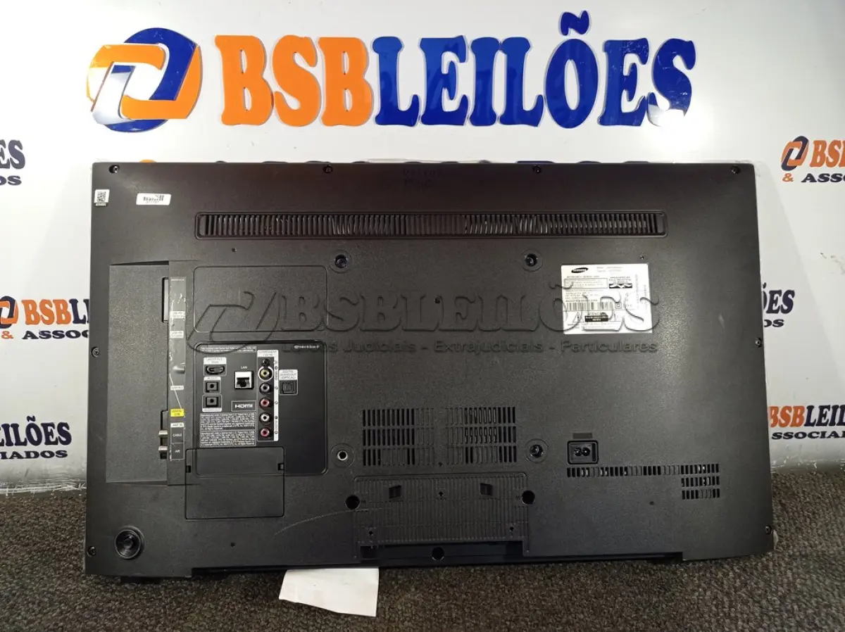 LOTE 054 - 01 SMART TV 32’’ MARCA SAMSUNG COM CONTROLE. (SAMSUNG TELEVISION) (NO ESTADO) AV9488U