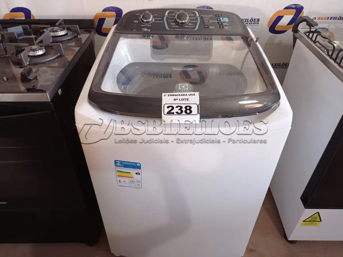 LOTE 238 - 01 MÁQUINA DE LAVAR ROUPAS DE 16 KG MARCA ELETROLUX 220V. (WASHER MACHINE) (NO ESTADO) BF8673F