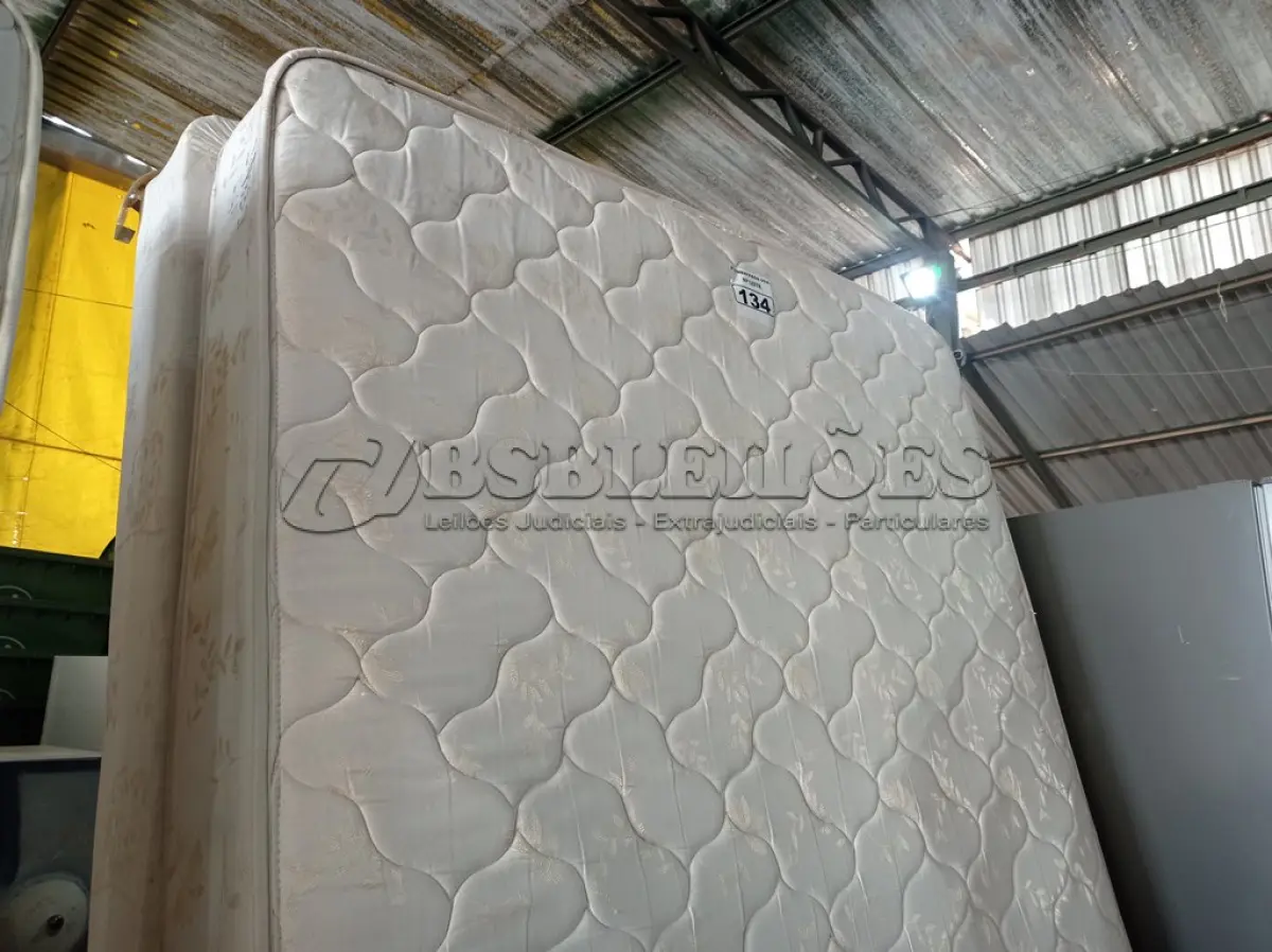 LOTE 134 - 01 COLCHÃO QUEEN COM BASE. (BOX QUEEN) (NO ESTADO)AV9975R E BF 8628J