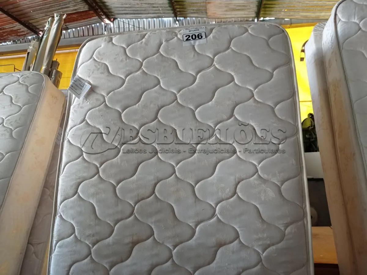 LOTE 206 - 01 COLCHÃO MEDINDO 190CMX090CM COM BASE. (TWIN MATRESS) (NO ESTADO) BF8459T BF8557L