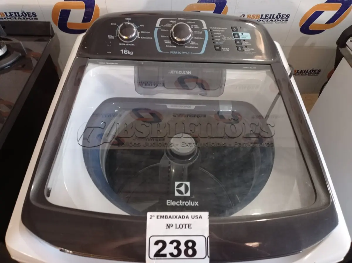 LOTE 238 - 01 MÁQUINA DE LAVAR ROUPAS DE 16 KG MARCA ELETROLUX 220V. (WASHER MACHINE) (NO ESTADO) BF8673F