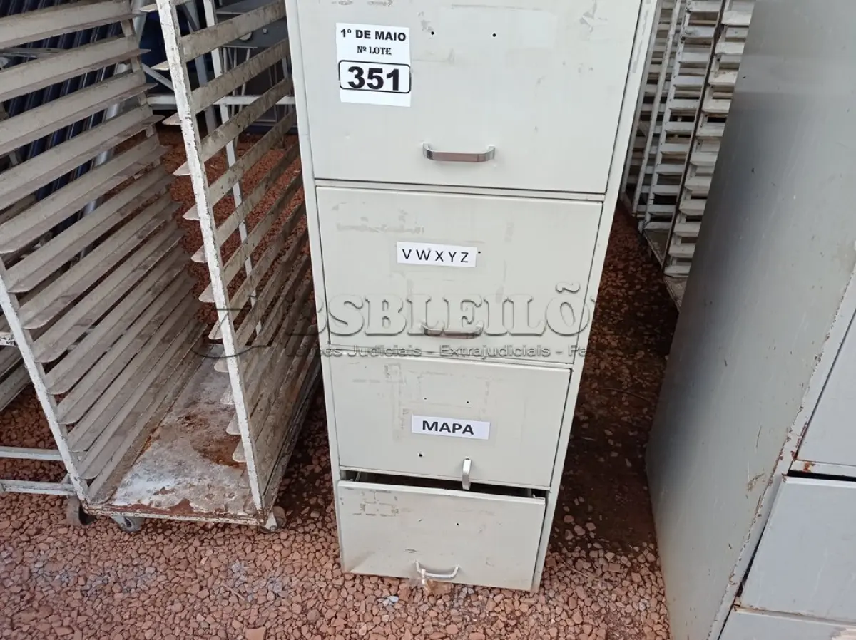 LOTE 351 - 01 ARQUIVO DE AÇO COM 04 GAVETAS. (NO ESTADO) ATENÇÃO! FAZER A VISITAÇÃO ANTES DE ARREMATAR, NÃO SABEMOS SE FUNCIONA. LEILÃO NÃO TEM GARANTIA E NEM DEVOLUÇÃO, SUJEITO A POSSÍVEIS AVARIAS VISÍVEIS/OCULTAS E/OU AUSÊNCIA DE COMPONENTES.
