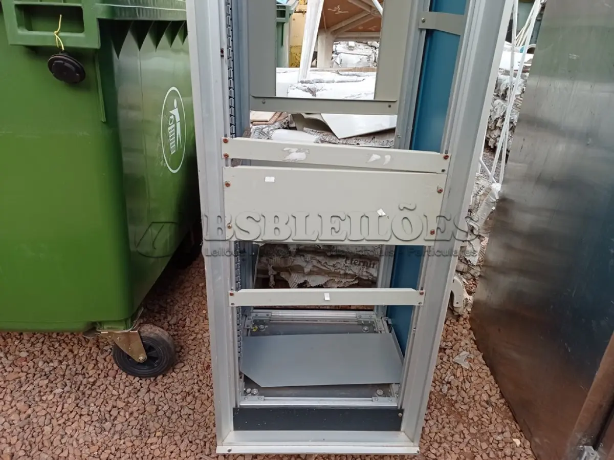 LOTE 344 - 01 RACK INCOMPLETO. (NO ESTADO) ATENÇÃO! FAZER A VISITAÇÃO ANTES DE ARREMATAR, NÃO SABEMOS SE FUNCIONA. LEILÃO NÃO TEM GARANTIA E NEM DEVOLUÇÃO, SUJEITO A POSSÍVEIS AVARIAS VISÍVEIS/OCULTAS E/OU AUSÊNCIA DE COMPONENTES.