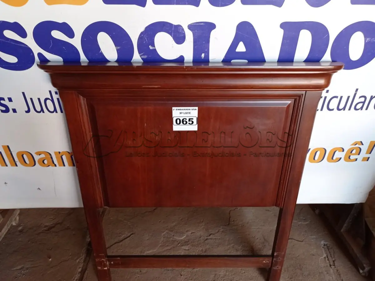 LOTE 065 - 01 CABECEIRA EM MADEIRA. (HEADBOARD TWIN) (NO ESTADO) AV9569K
