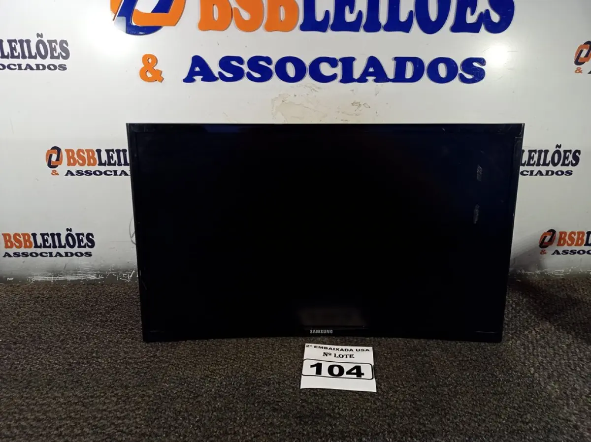 LOTE 104 - 01 MONITOR 24’’ MARCA SAMSUNG. (DISPLAY) (NO ESTADO) AV9734S