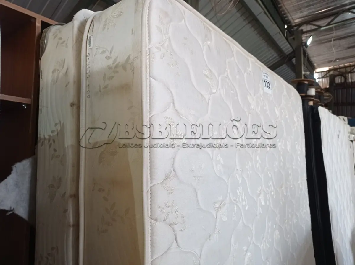 LOTE 133 - 01 COLCHÃO RAINHA QUEEN COM BASE MARCA RESTONIC. (NO ESTADO) (MATRESS QUEEN) (NO ESTADO) AV9975P E BF8495P