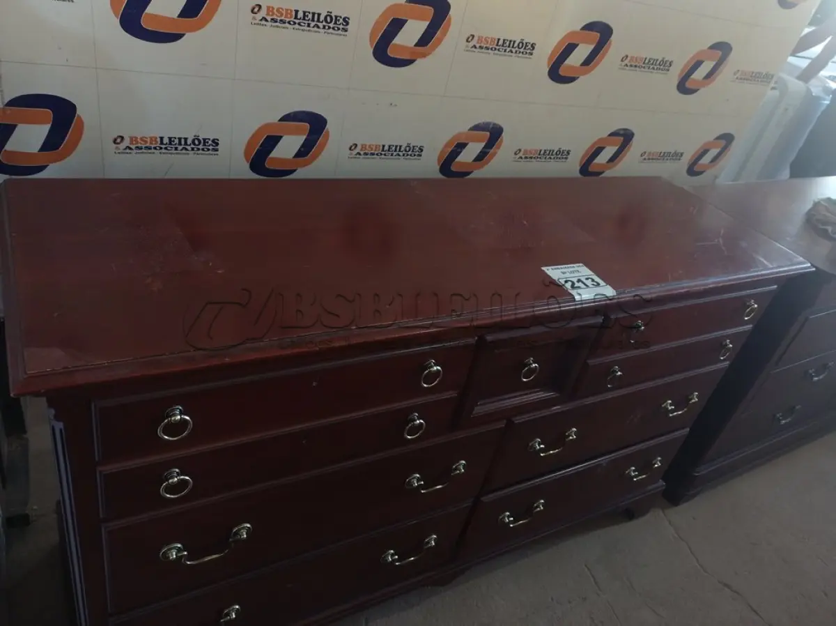 LOTE 213 - 01 CÔMODA EM MADEIRA COM 07 GAVETAS. (DRESSER) (NO ESTADO) BF8549G