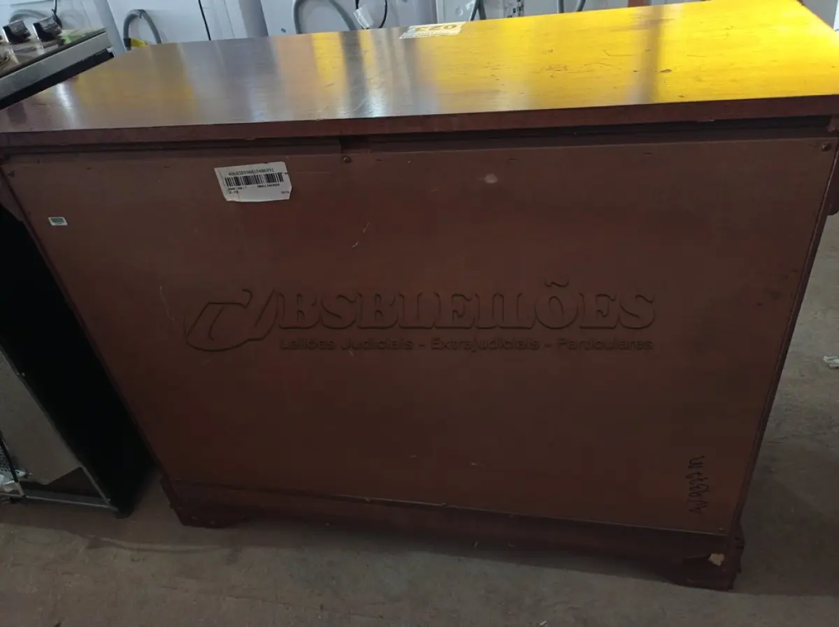 LOTE 023 - 01 CÔMODA EM MADEIRA COM 05 GAVETAS. (DRESSER) (NO ESTADO) AV9372M