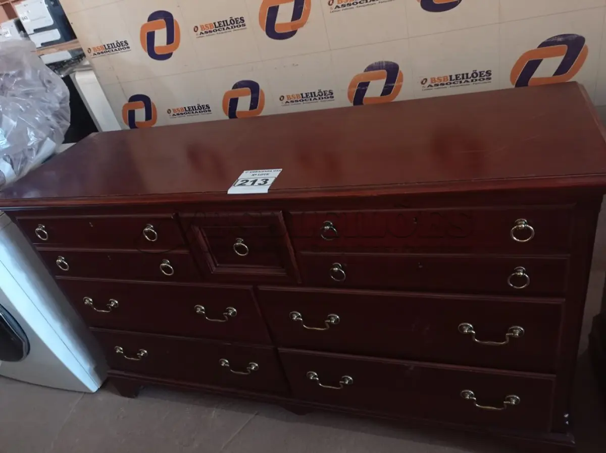 LOTE 213 - 01 CÔMODA EM MADEIRA COM 07 GAVETAS. (DRESSER) (NO ESTADO) BF8549G