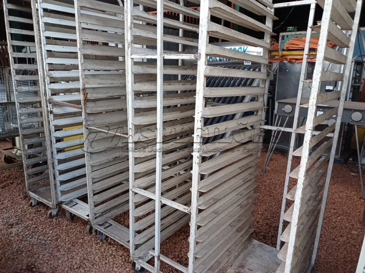 LOTE 348 - 05 CARRINHO PORTA BANDEJAS. (NO ESTADO) ATENÇÃO! FAZER A VISITAÇÃO ANTES DE ARREMATAR, NÃO SABEMOS SE FUNCIONA. LEILÃO NÃO TEM GARANTIA E NEM DEVOLUÇÃO, SUJEITO A POSSÍVEIS AVARIAS VISÍVEIS/OCULTAS E/OU AUSÊNCIA DE COMPONENTES.
