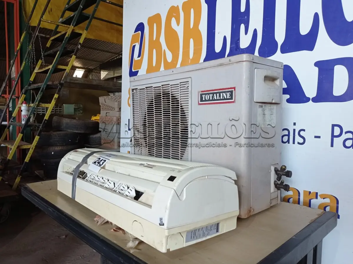 LOTE 243 - 01 AR CONDICIONADO 12000BTUS MARCA TOTALLINE 220V.(AIR CONDITIONER) (NO ESTADO)BF8690V