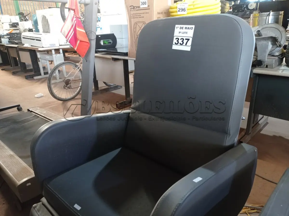 LOTE 337 - 01 POLTRONA DE DESCANSO. (NO ESTADO) ATENÇÃO! FAZER A VISITAÇÃO ANTES DE ARREMATAR, NÃO SABEMOS SE FUNCIONA. LEILÃO NÃO TEM GARANTIA E NEM DEVOLUÇÃO, SUJEITO A POSSÍVEIS AVARIAS VISÍVEIS/OCULTAS E/OU AUSÊNCIA DE COMPONENTES.