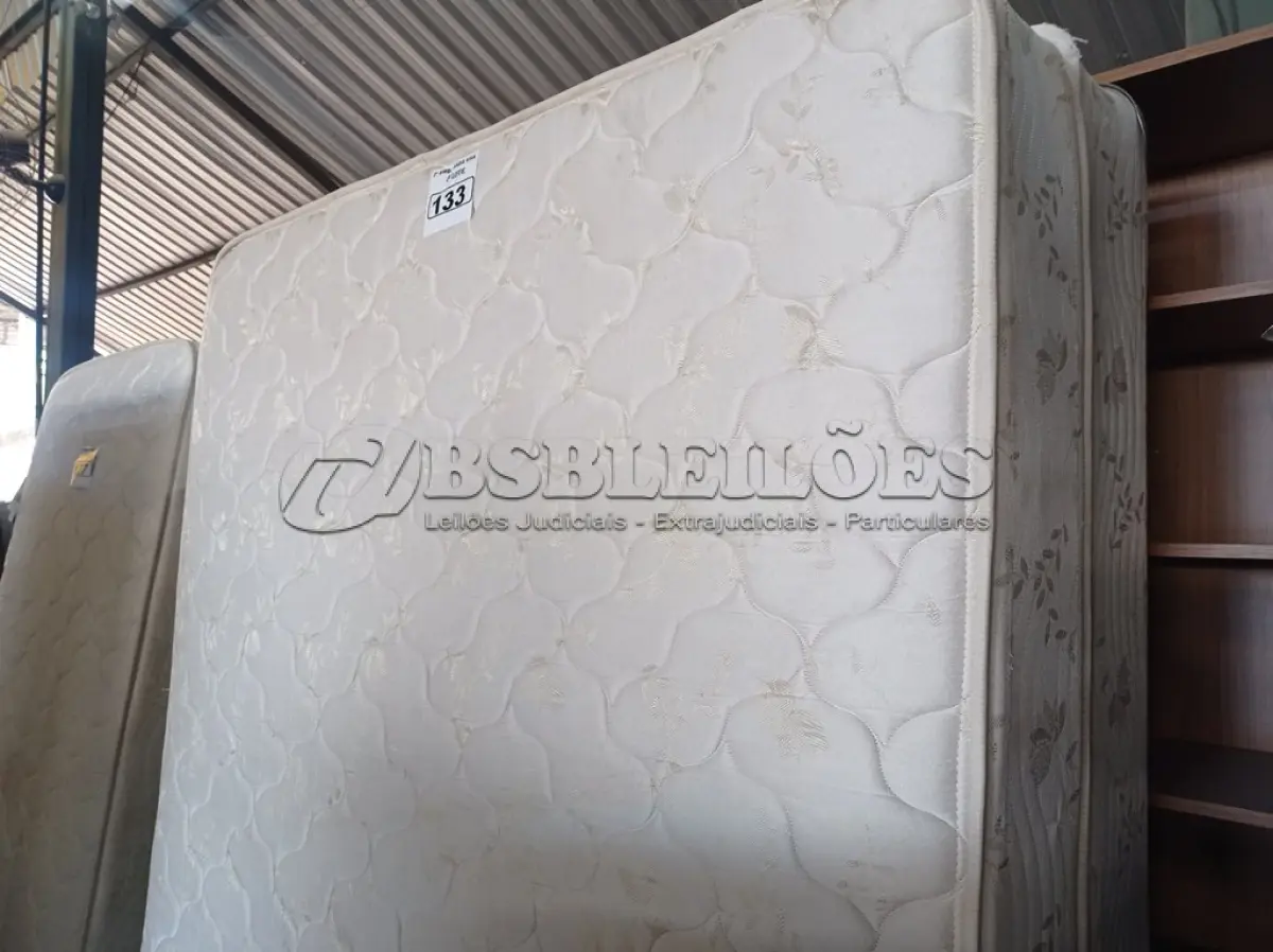 LOTE 133 - 01 COLCHÃO RAINHA QUEEN COM BASE MARCA RESTONIC. (NO ESTADO) (MATRESS QUEEN) (NO ESTADO) AV9975P E BF8495P