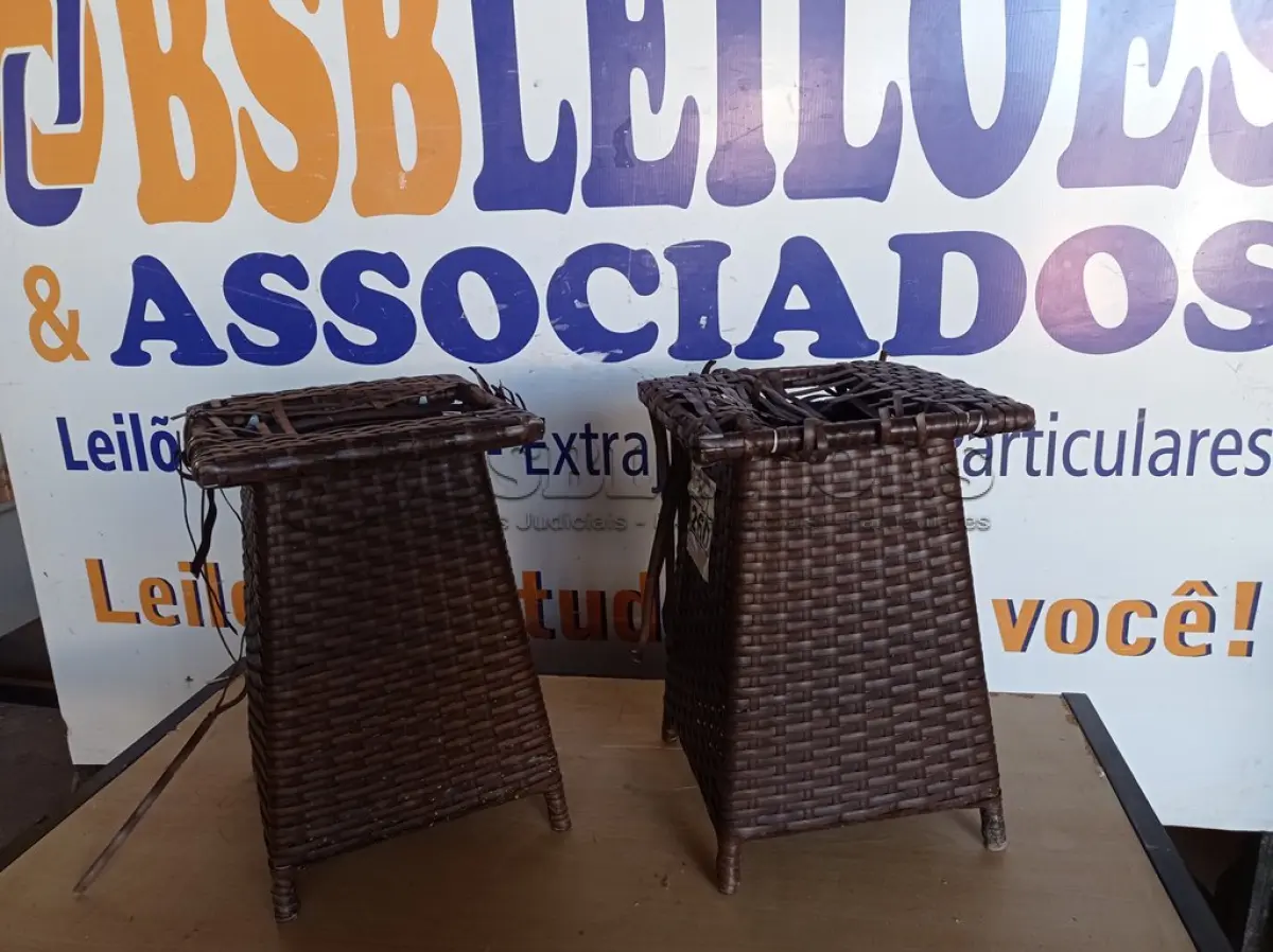 LOTE 260 - 02 MESAS DE CENTRO EM PALHINHA SINTÉTICA. (COFFEE TABLE) (NO ESTADO) BH1580T E BH1580S