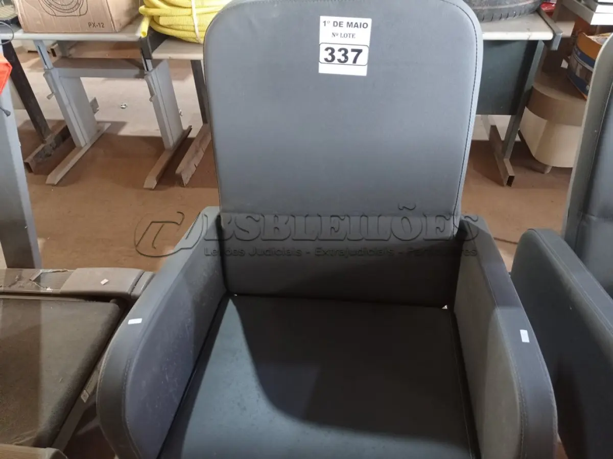 LOTE 337 - 01 POLTRONA DE DESCANSO. (NO ESTADO) ATENÇÃO! FAZER A VISITAÇÃO ANTES DE ARREMATAR, NÃO SABEMOS SE FUNCIONA. LEILÃO NÃO TEM GARANTIA E NEM DEVOLUÇÃO, SUJEITO A POSSÍVEIS AVARIAS VISÍVEIS/OCULTAS E/OU AUSÊNCIA DE COMPONENTES.