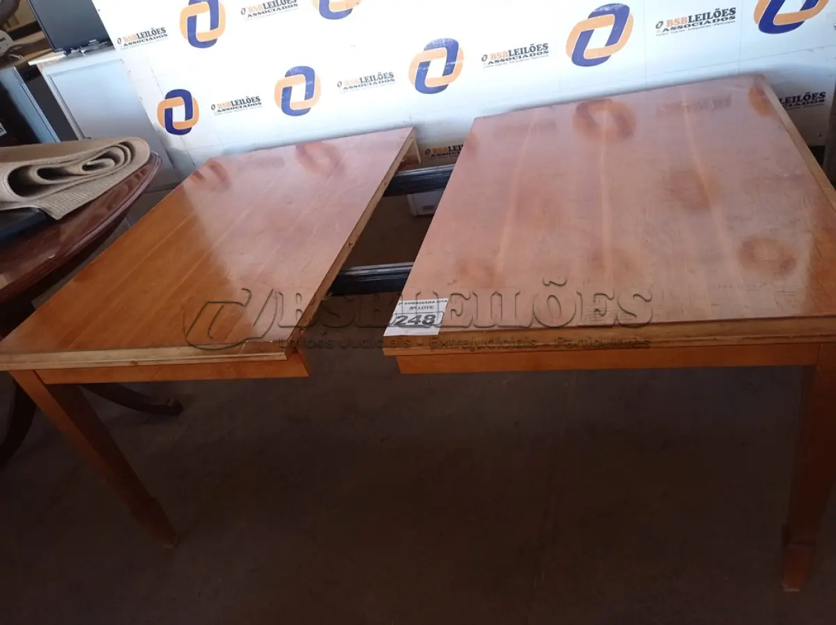 LOTE 248 - 01 MESA DE JANTAR EM MADEIRA. (DINING TABLE)(NO ESTADO)BH1496G