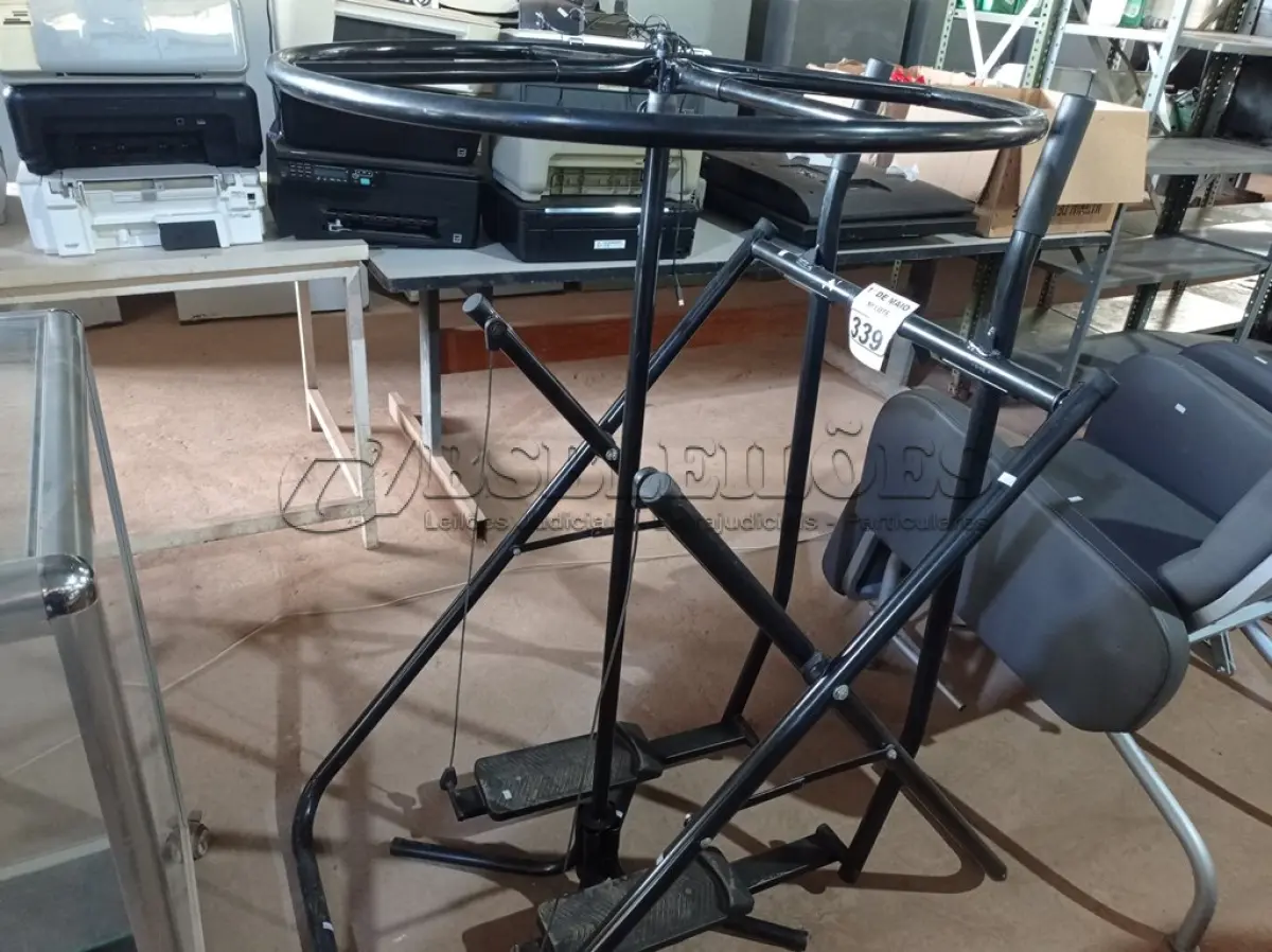 LOTE 339 - 01 APARELHO DE GINASTICA E 01 ARARA. (NO ESTADO) ATENÇÃO! FAZER A VISITAÇÃO ANTES DE ARREMATAR, NÃO SABEMOS SE FUNCIONA. LEILÃO NÃO TEM GARANTIA E NEM DEVOLUÇÃO, SUJEITO A POSSÍVEIS AVARIAS VISÍVEIS/OCULTAS E/OU AUSÊNCIA DE COMPONENTES.