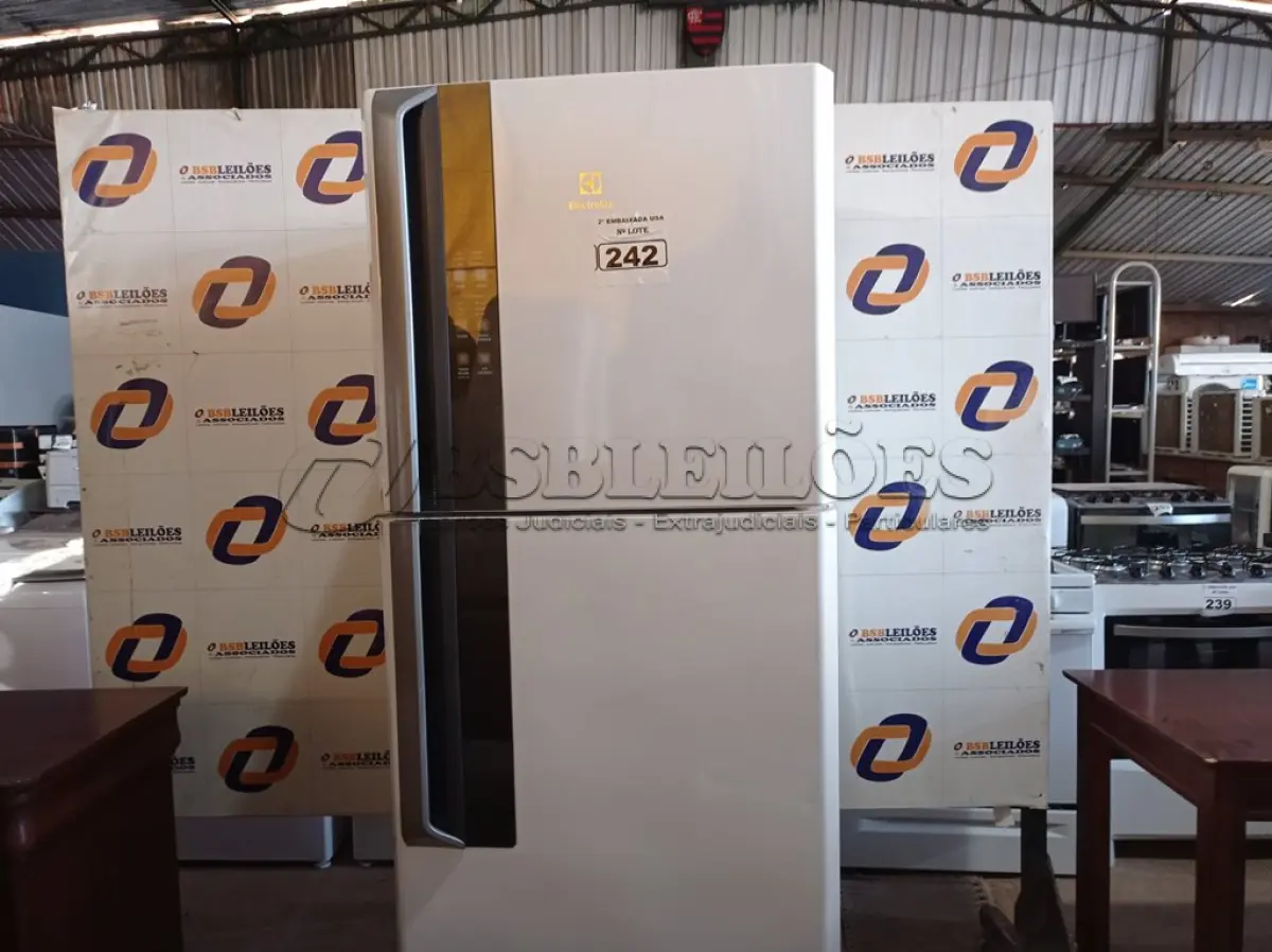 LOTE 242 - 01 GELADEIRA 474 LITROS MARCA ELETROLUX 220V. (REFRIGERATOR) (NO ESTADO) BF8680C