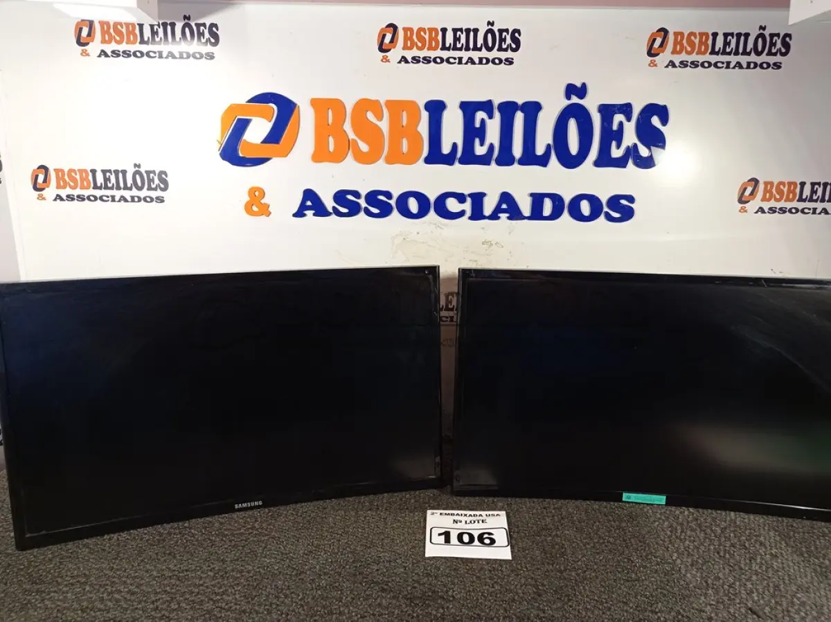 LOTE 106 - 02 MONITORES 24’’ MARCA SAMSUNG COM AVARIAS NA TELA. (DISPLAY) SEM PÉ (NO ESTADO) AV9735C E AV9735Y