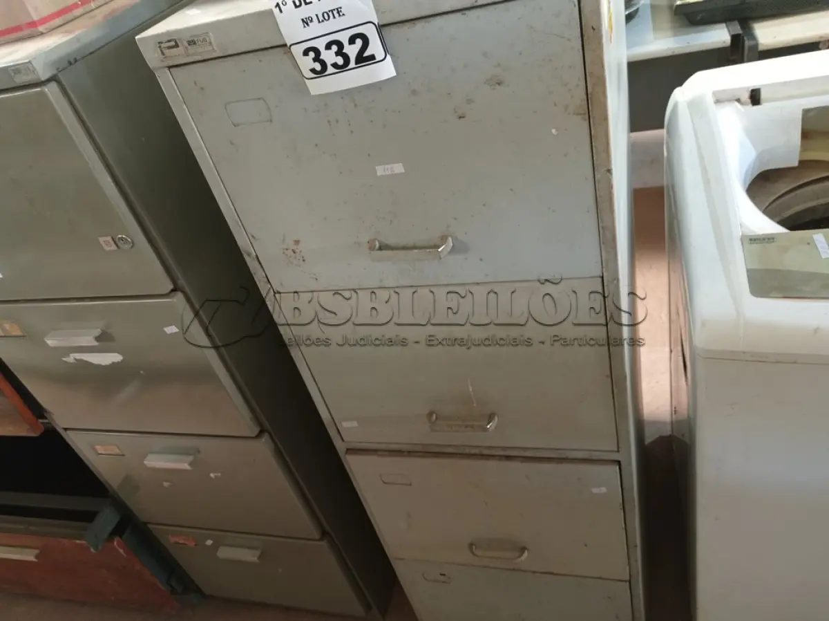 LOTE 332 - 01 LOTE COM PERIFÉRICOS DIVERSOS E 01 ARMÁRIO DE ARQUIVO DE AÇO COM 04 GAVETAS. (NO ESTADO) ATENÇÃO! FAZER A VISITAÇÃO ANTES DE ARREMATAR, NÃO SABEMOS SE FUNCIONA. LEILÃO NÃO TEM GARANTIA E NEM DEVOLUÇÃO, SUJEITO A POSSÍVEIS AVARIAS VISÍVEIS/OCULTAS E/OU AUSÊNCIA DE COMPONENTES.