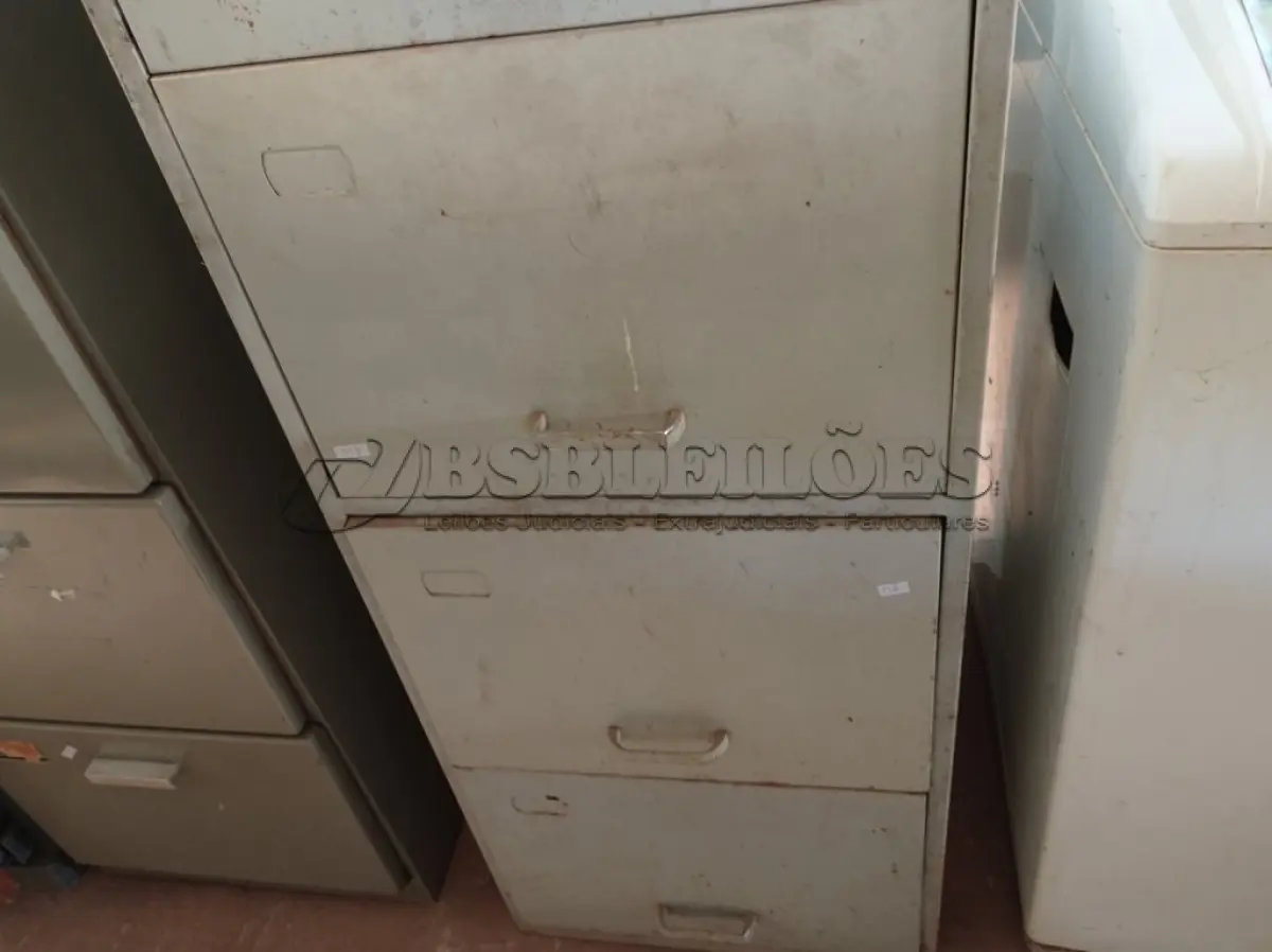 LOTE 332 - 01 LOTE COM PERIFÉRICOS DIVERSOS E 01 ARMÁRIO DE ARQUIVO DE AÇO COM 04 GAVETAS. (NO ESTADO) ATENÇÃO! FAZER A VISITAÇÃO ANTES DE ARREMATAR, NÃO SABEMOS SE FUNCIONA. LEILÃO NÃO TEM GARANTIA E NEM DEVOLUÇÃO, SUJEITO A POSSÍVEIS AVARIAS VISÍVEIS/OCULTAS E/OU AUSÊNCIA DE COMPONENTES.